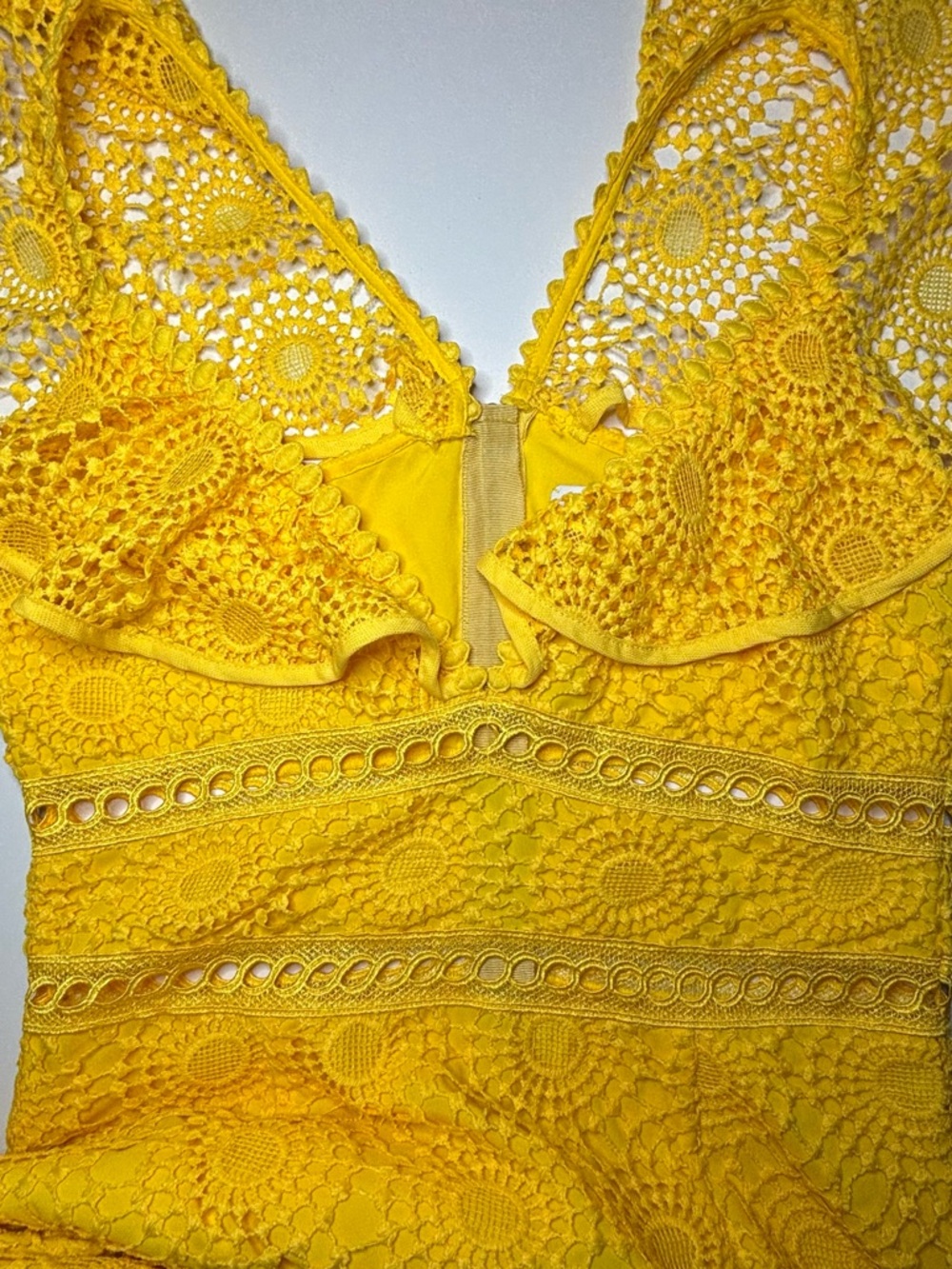 Saylor Leilani Yellow Lace Midi Dress Ruffle V Neck Cutout EUC S - Picture 12 of 13
